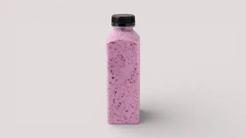 Beeren-Smoothie in einer Flasche